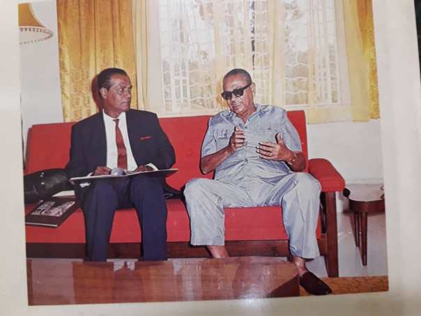 J Victor Morais interviewing Tengku Abdul Rahman after he stepped down as Prime Minister.